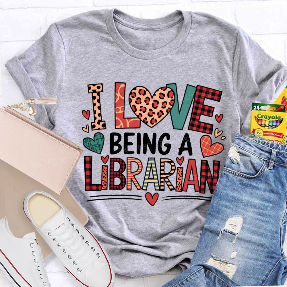 I Love Being A Librarian Heart Print T-shirt