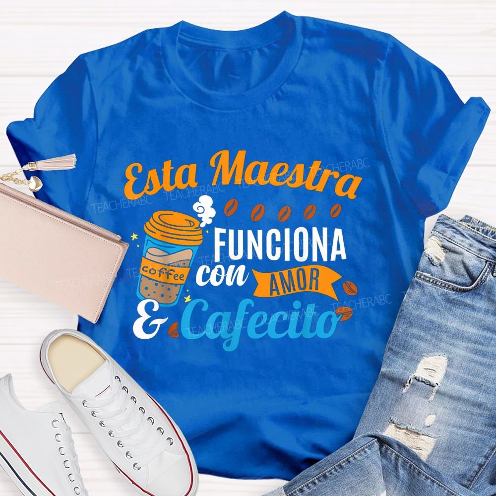 Esta Maestra Funciona Con Amor Y Cafecito Teacher T-shirt