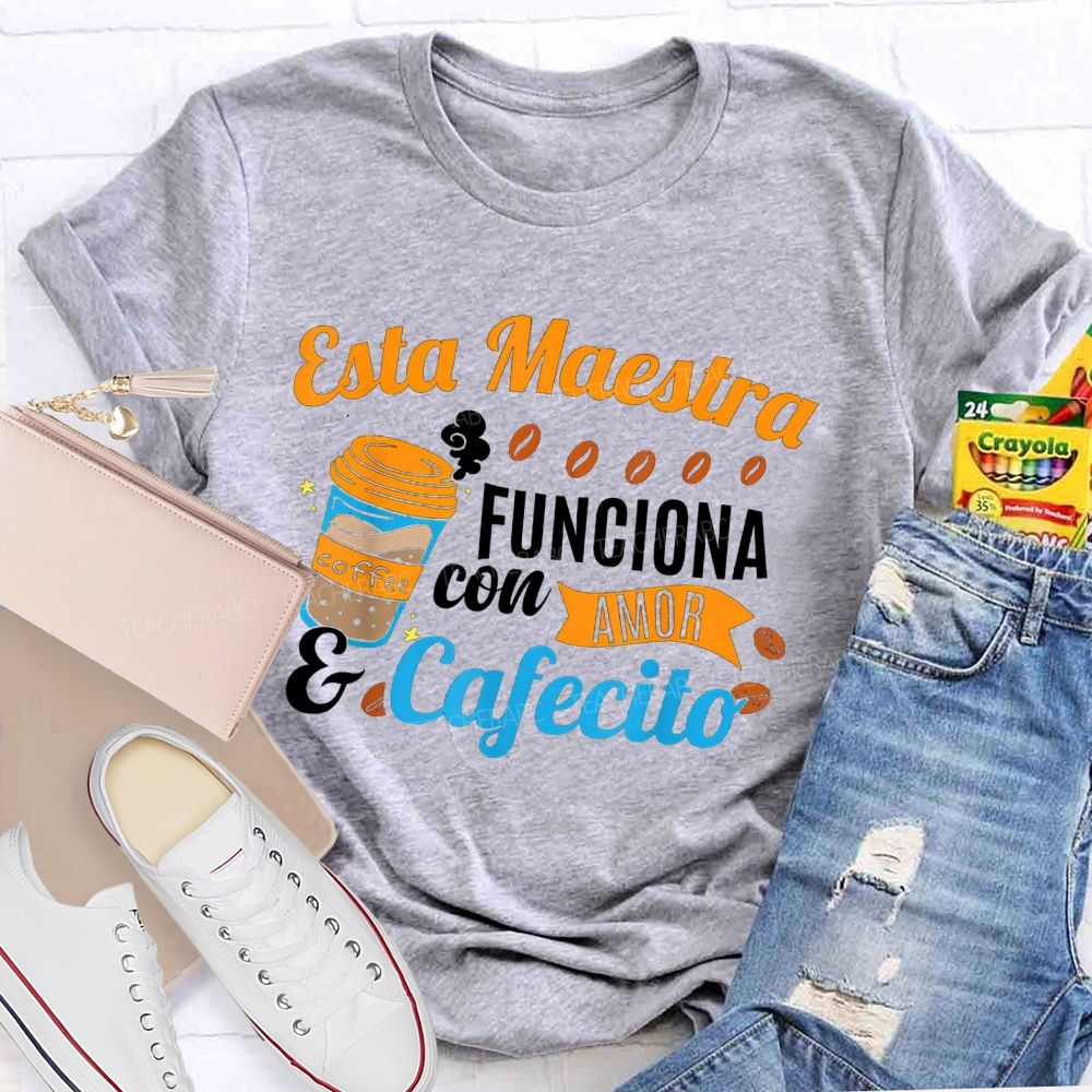 Esta Maestra Funciona Con Amor Y Cafecito Teacher T-shirt