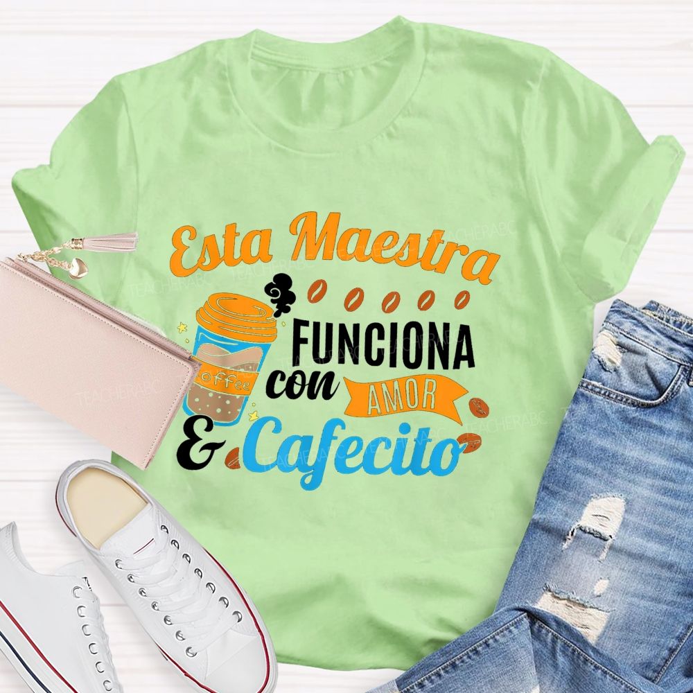 Esta Maestra Funciona Con Amor Y Cafecito Teacher T-shirt