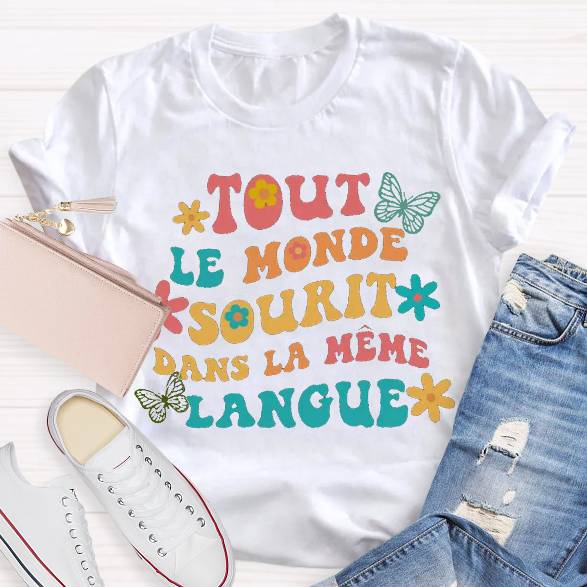 Tout Le Monde Sourit Dans La Même Langue French Teacher T-Shirt