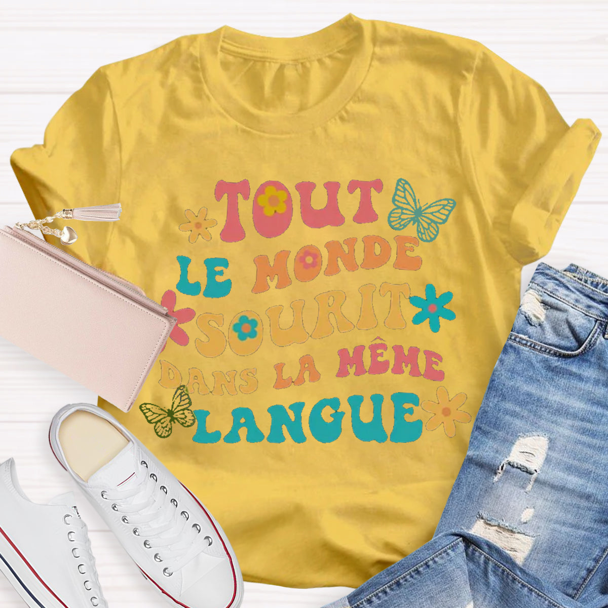 Tout Le Monde Sourit Dans La Même Langue French Teacher T-Shirt