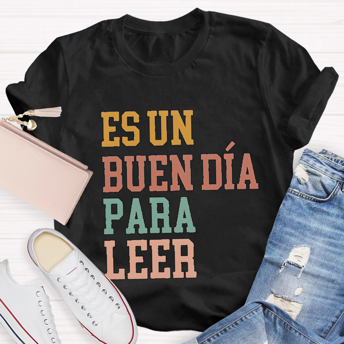 Es Un Buen Día Para Leer Spanish Teache T-Shirt
