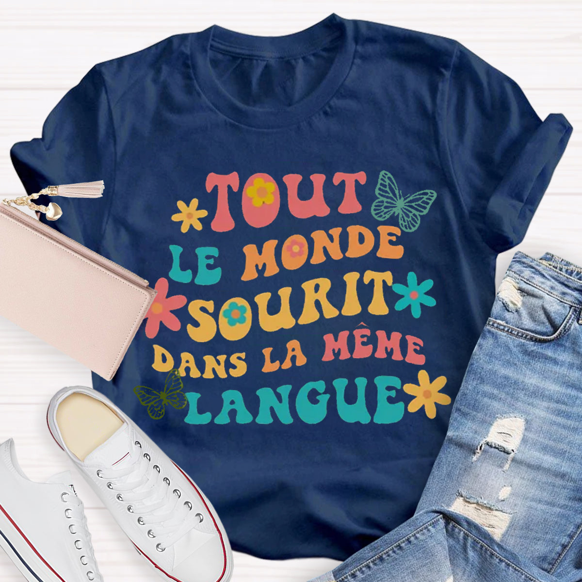 Tout Le Monde Sourit Dans La Même Langue French Teacher T-Shirt