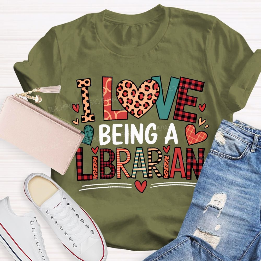 I Love Being A Librarian Heart Print T-shirt
