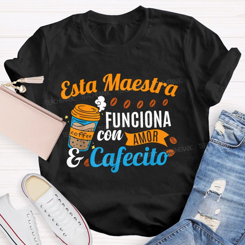 Esta Maestra Funciona Con Amor Y Cafecito Teacher T-shirt