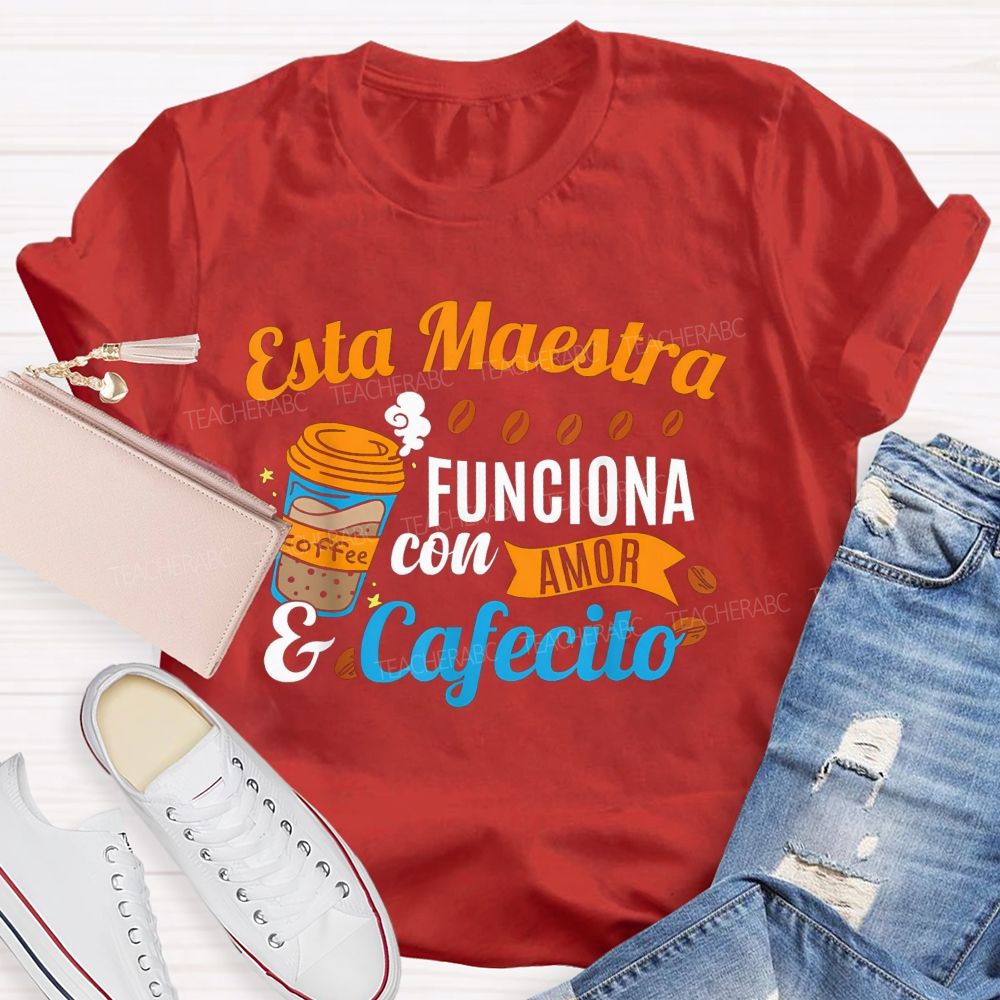 Esta Maestra Funciona Con Amor Y Cafecito Teacher T-shirt