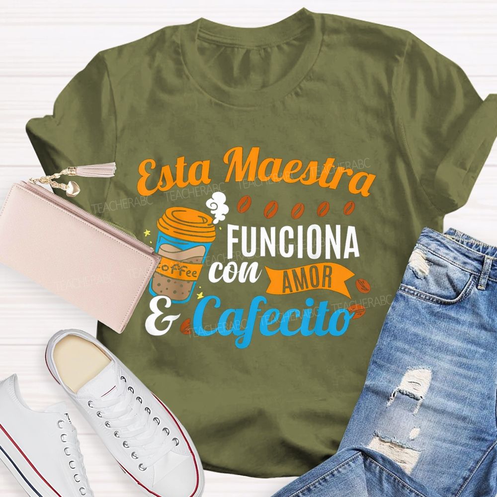 Esta Maestra Funciona Con Amor Y Cafecito Teacher T-shirt