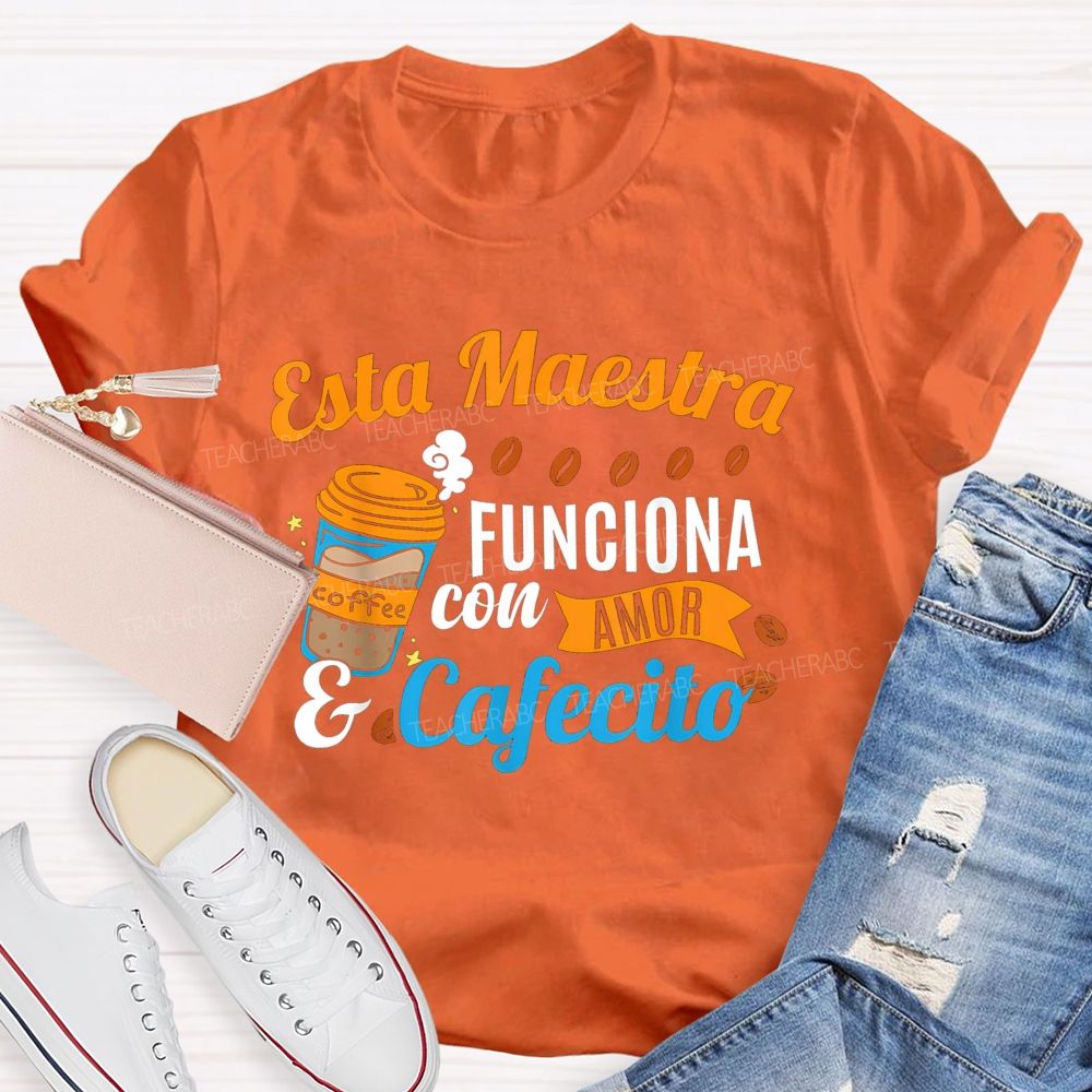 Esta Maestra Funciona Con Amor Y Cafecito Teacher T-shirt