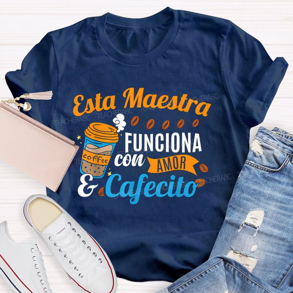 Esta Maestra Funciona Con Amor Y Cafecito Teacher T-shirt