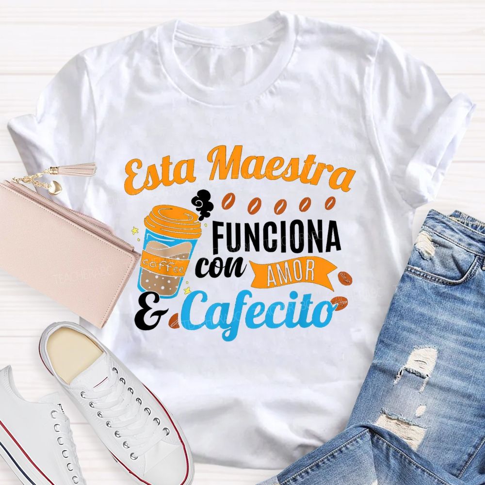 Esta Maestra Funciona Con Amor Y Cafecito Teacher T-shirt