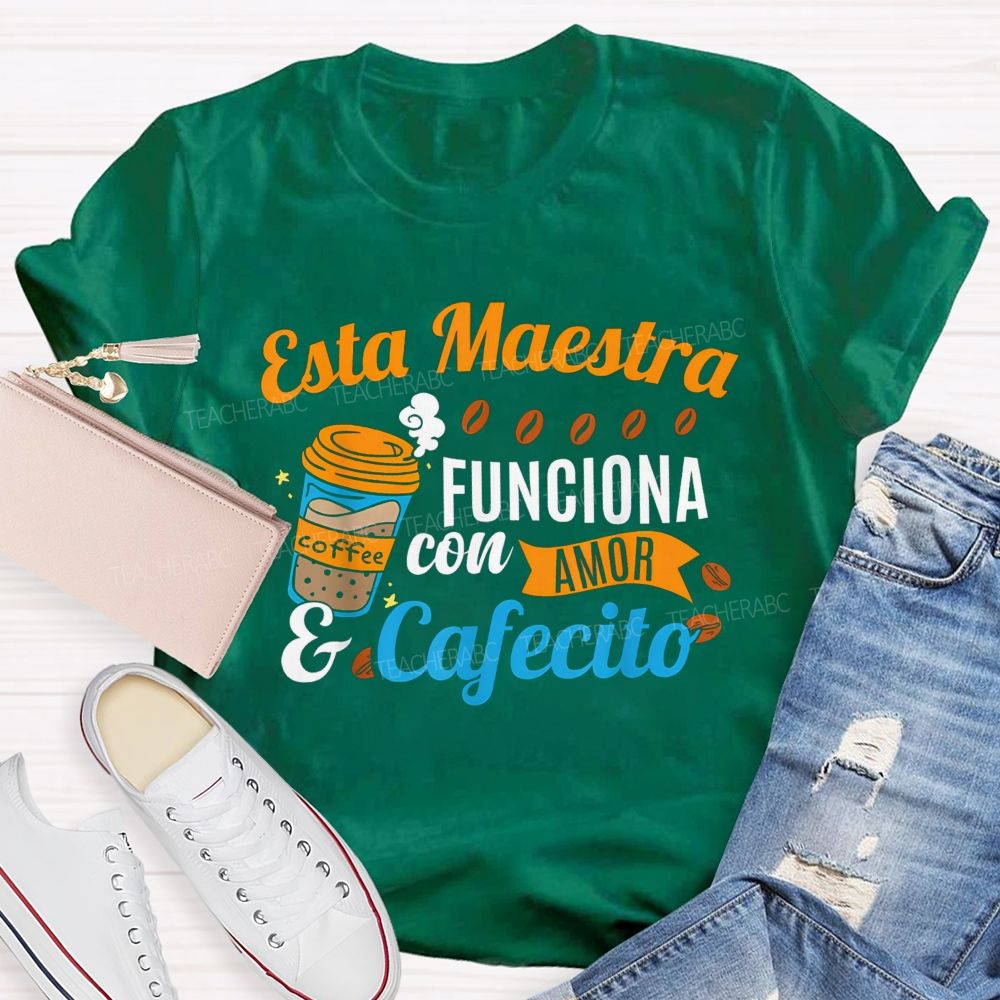 Esta Maestra Funciona Con Amor Y Cafecito Teacher T-shirt