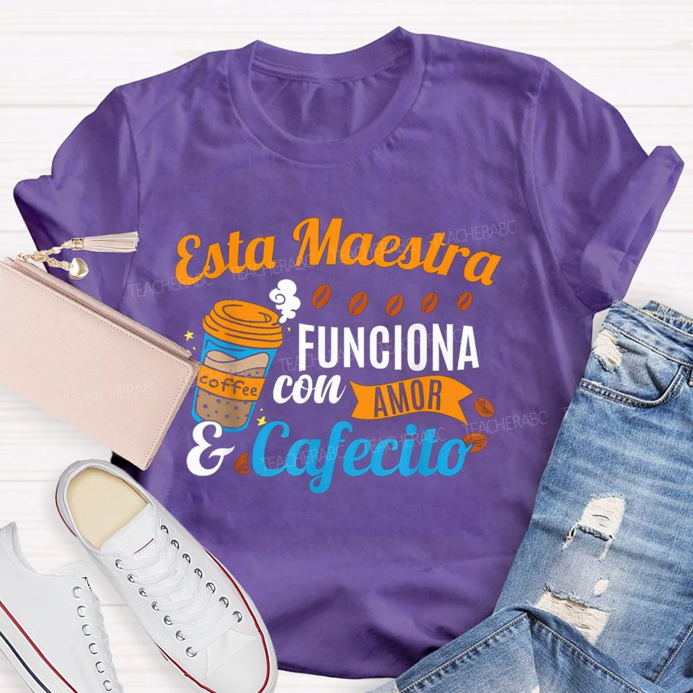 Esta Maestra Funciona Con Amor Y Cafecito Teacher T-shirt