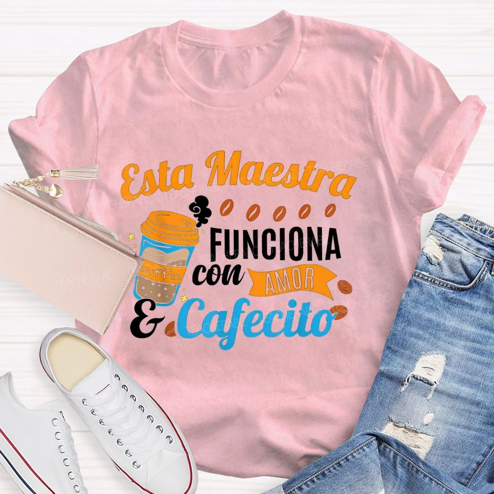 Esta Maestra Funciona Con Amor Y Cafecito Teacher T-shirt