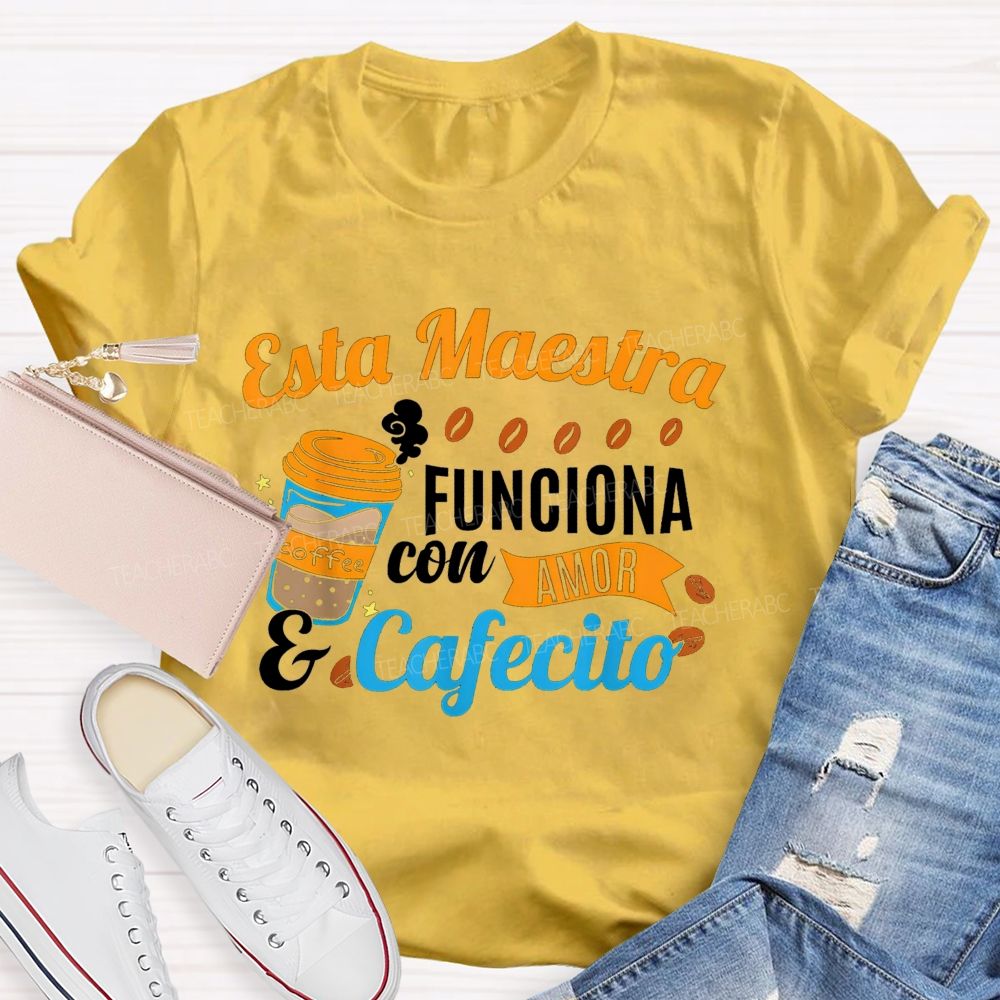 Esta Maestra Funciona Con Amor Y Cafecito Teacher T-shirt