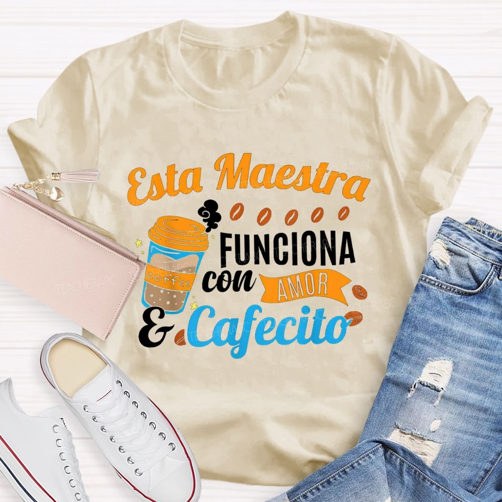 Esta Maestra Funciona Con Amor Y Cafecito Teacher T-shirt