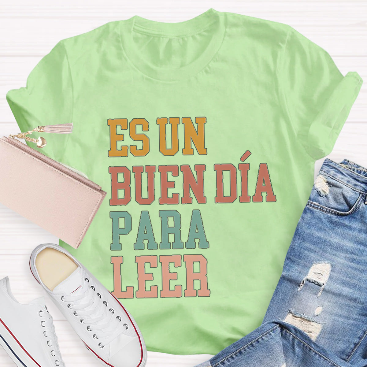 Es Un Buen Día Para Leer Spanish Teache T-Shirt