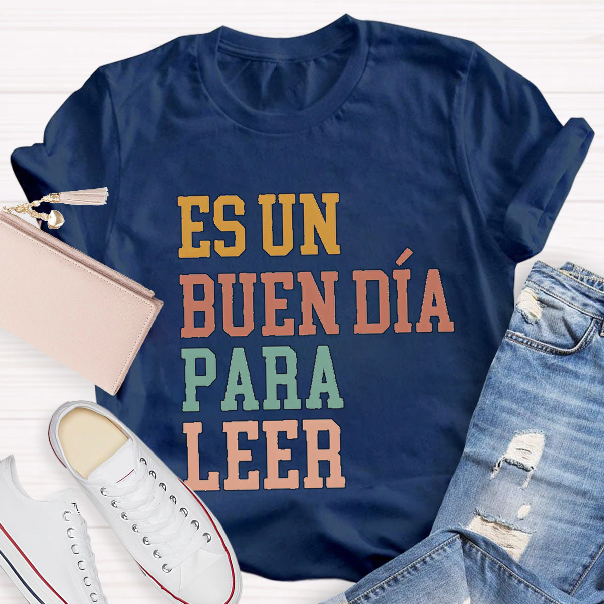 Es Un Buen Día Para Leer Spanish Teache T-Shirt