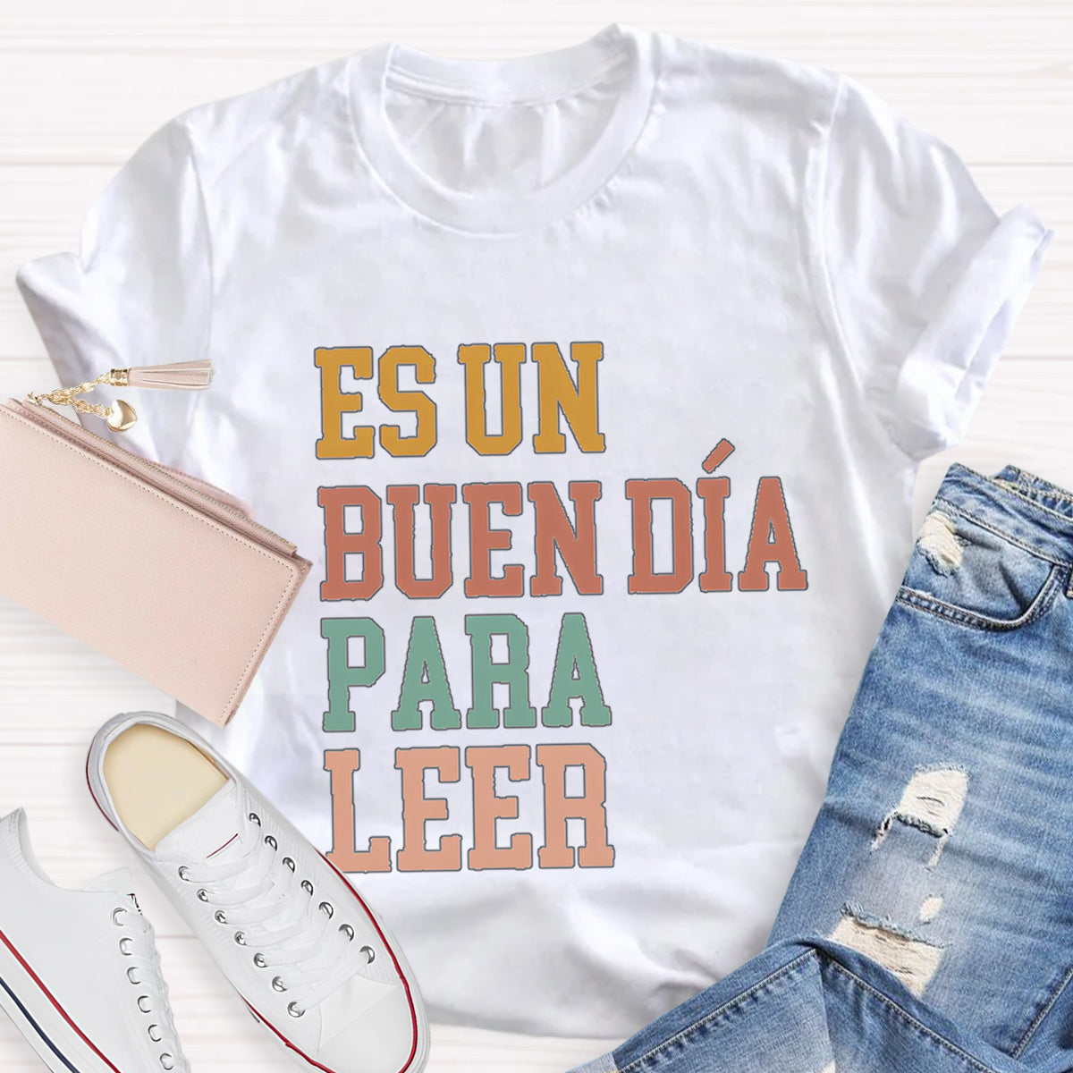 Es Un Buen Día Para Leer Spanish Teache T-Shirt