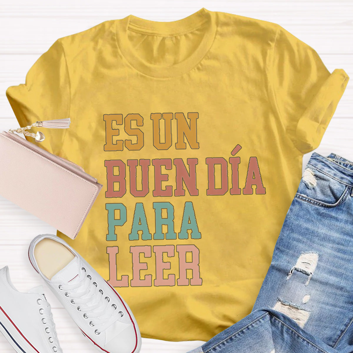 Es Un Buen Día Para Leer Spanish Teache T-Shirt