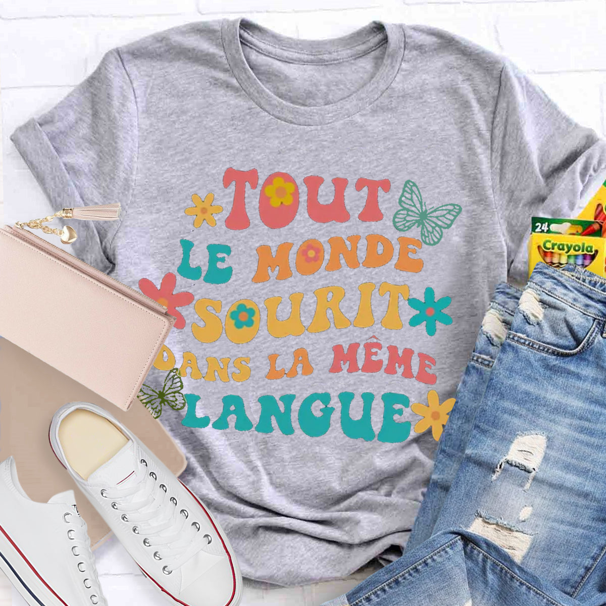 Tout Le Monde Sourit Dans La Même Langue French Teacher T-Shirt
