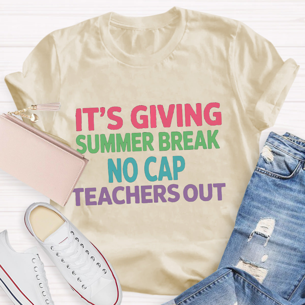 It's Giving Summer Break No Cap Teaches Out Teacher T-Shirt