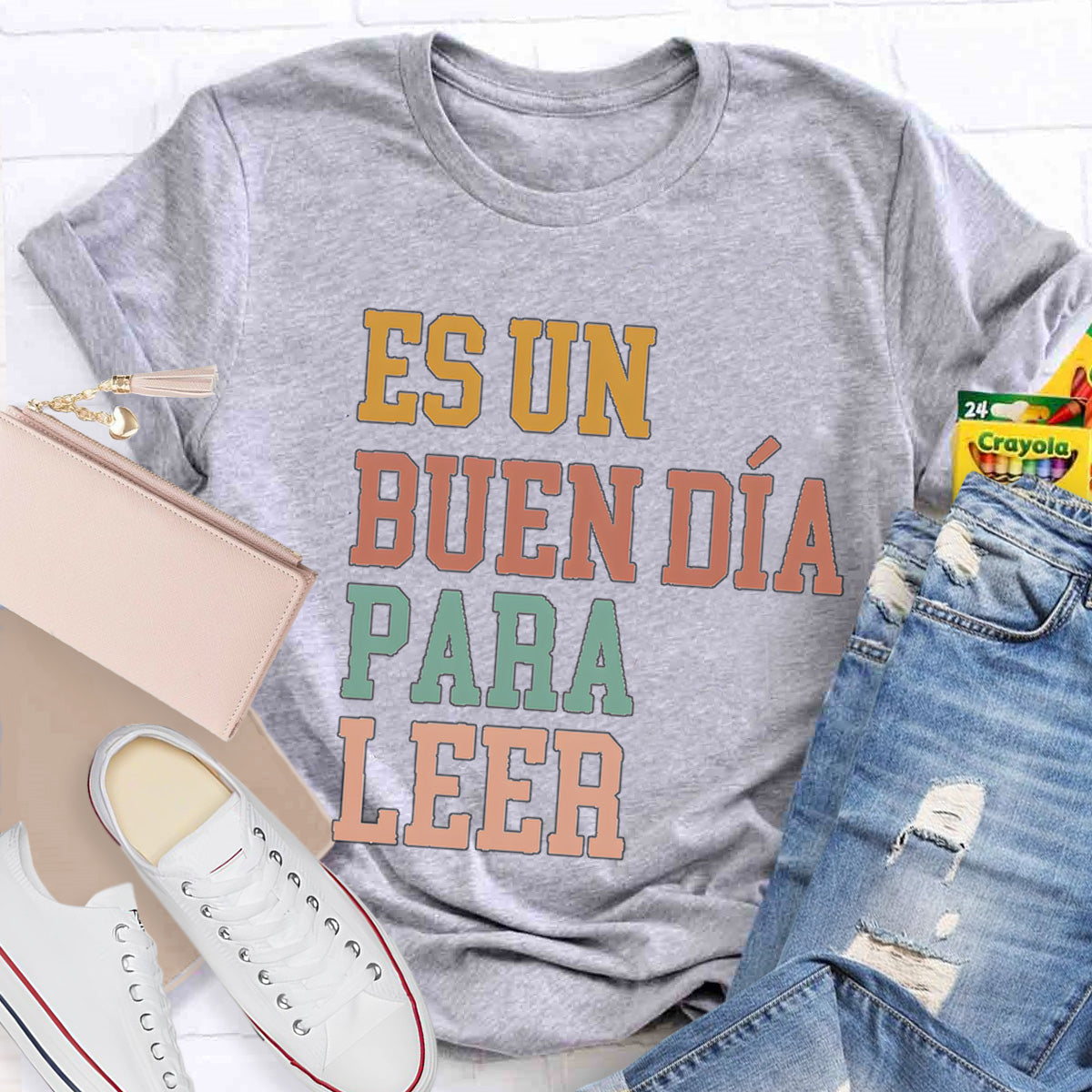 Es Un Buen Día Para Leer Spanish Teache T-Shirt