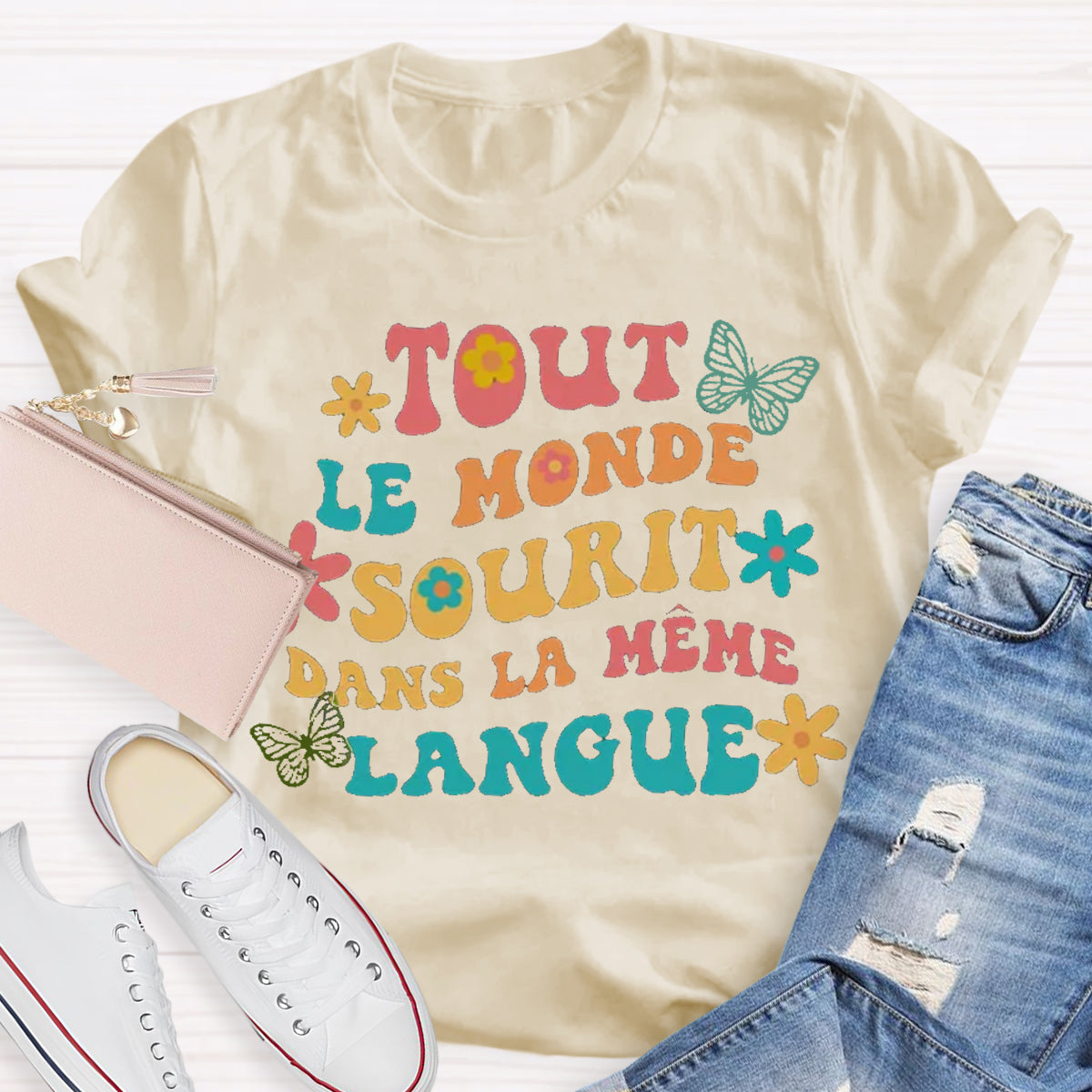 Tout Le Monde Sourit Dans La Même Langue French Teacher T-Shirt